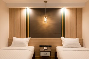 Habitación superior con 2 camas individuales | Artículos del minibar gratis y caja de seguridad en la habitación 