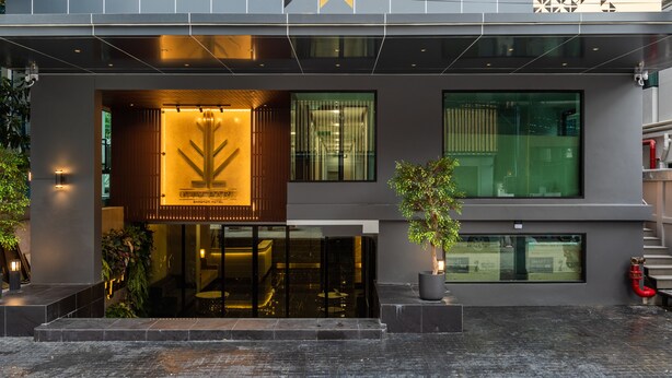 Un bâtiment moderne avec une enseigne bien visible indiquant l’hôtel de Bangkok.