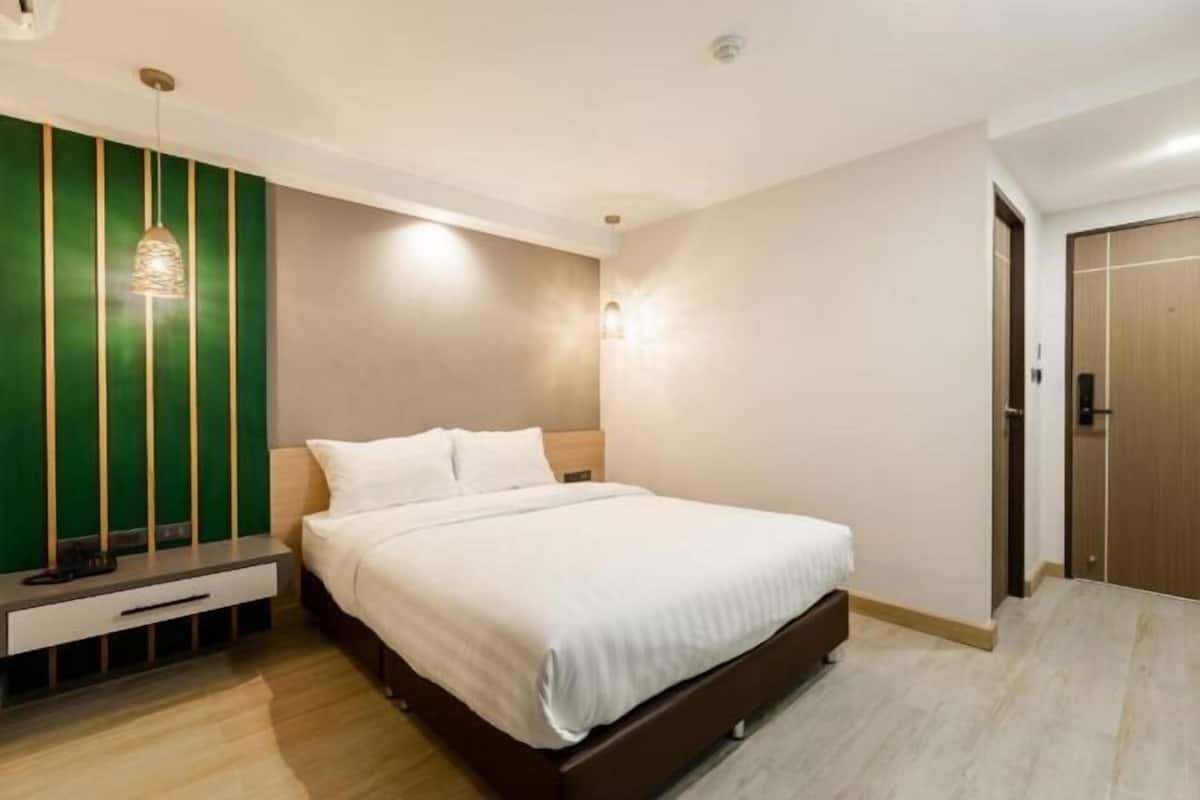 Free minibar, in-room safe, desk, free WiFi