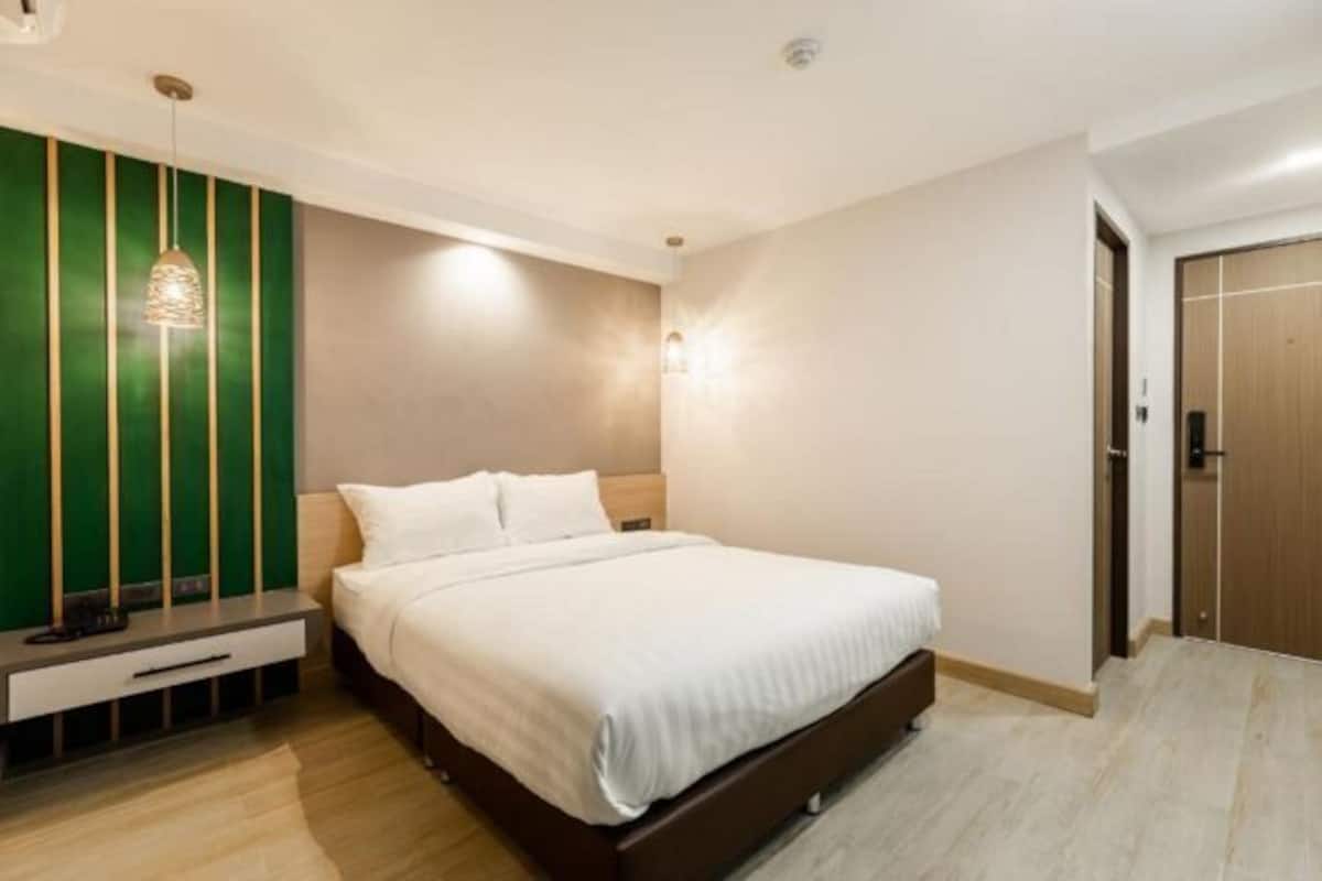 Free minibar, in-room safe, desk, free WiFi