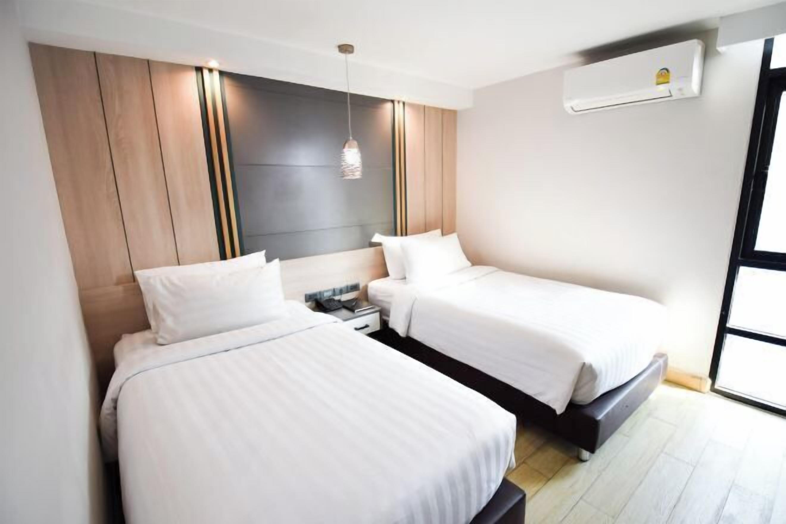 Minibar con snack e bevande gratuite, una cassaforte in camera