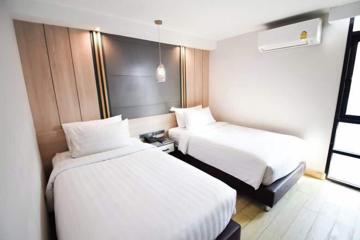 Free minibar, in-room safe, desk, free WiFi