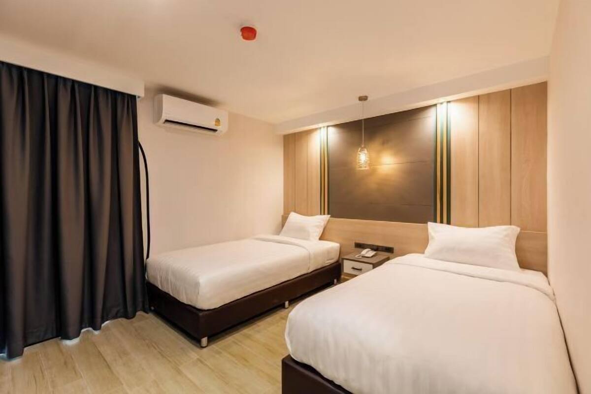 Free minibar, in-room safe, desk, free WiFi