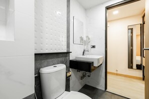 Superior Twin Room | Bathroom | Shower, free toiletries, hair dryer, towels - City Park Hotel Bangkok Pratunam by PCL (Bangkok)