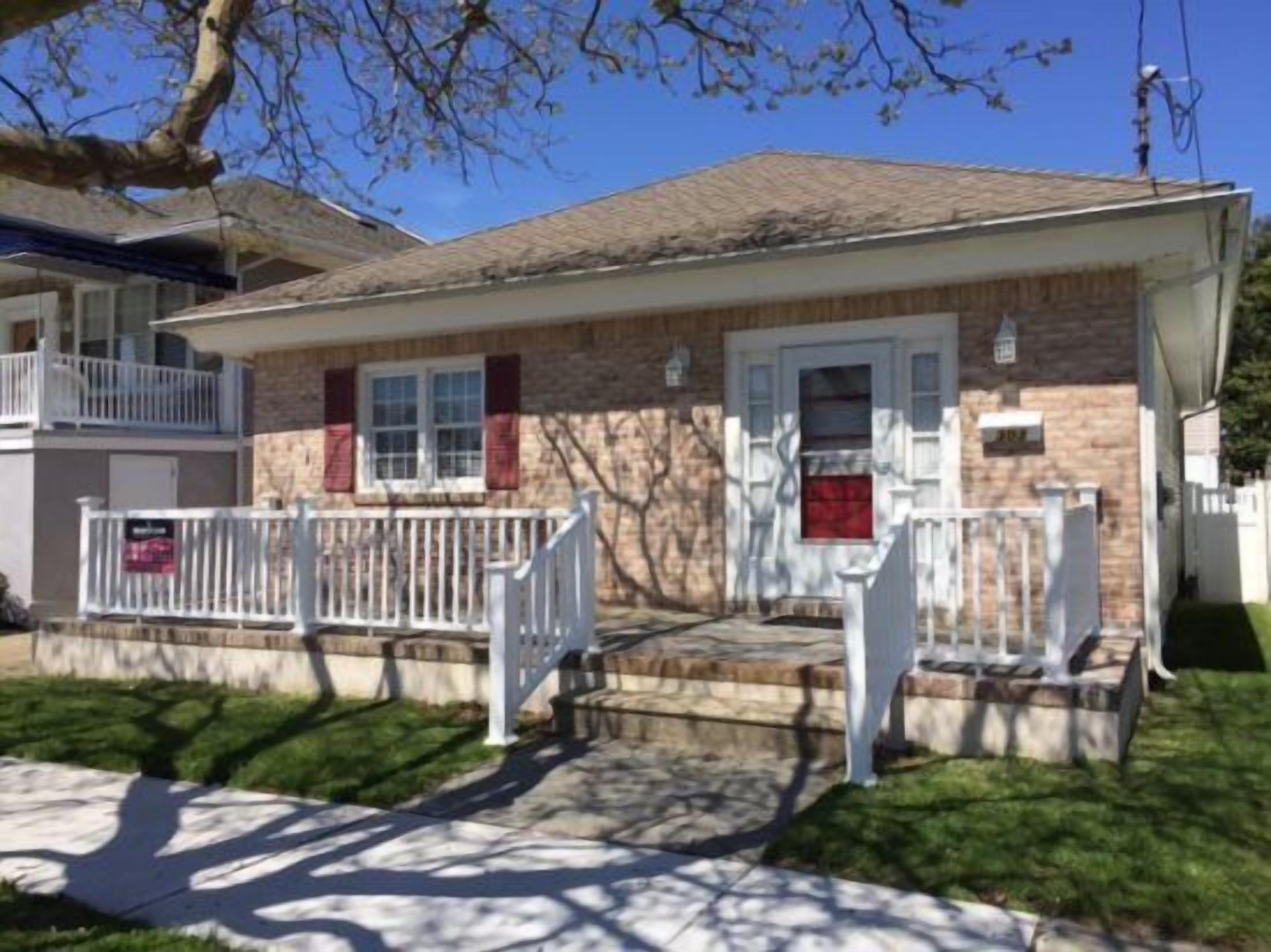 Pet friendly - 2 blocks from beach!