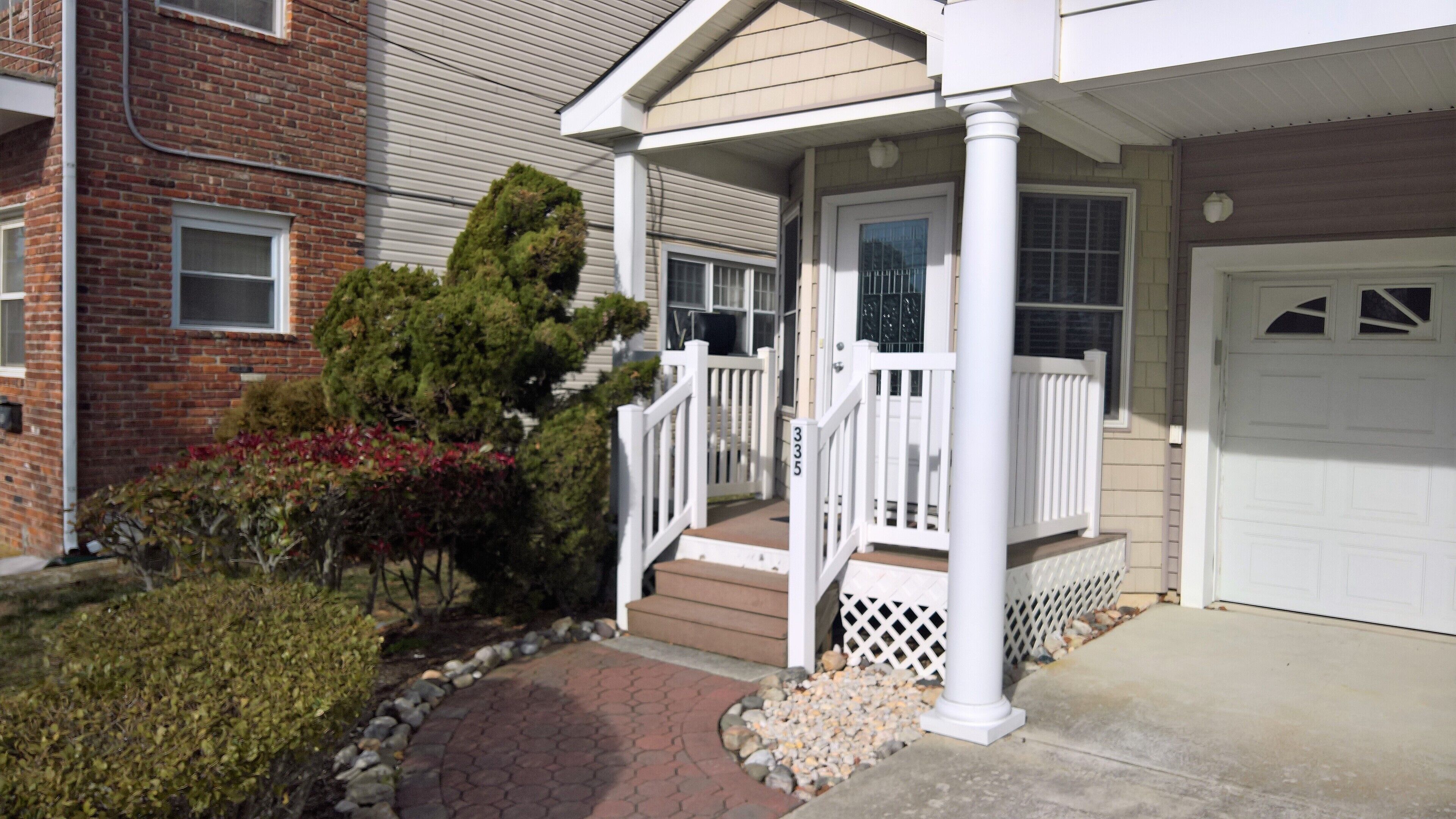 Spacious townhouse in the perfect area to enjoy the summertime fun!