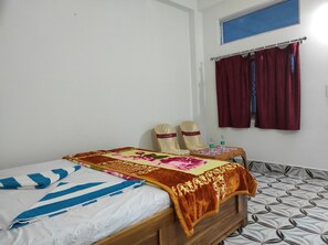 Kamar Double Standar | Seprai premium, meja kerja, dan seprai linen