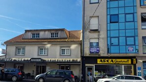 A street view with a cafe bar, restaurant, and a gourmet store. - Pensión Myrian (O Pino)