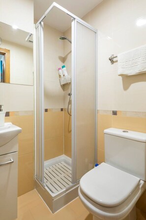Designer toiletries, hair dryer, bidet, heated floors - Pensión Myrian (O Pino)