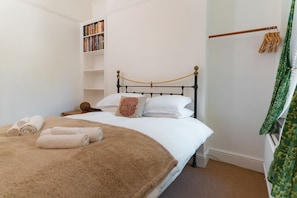 4 bedrooms, iron/ironing board, free WiFi, bed sheets