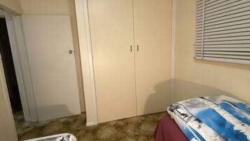 Standard Twin Room | Desk, free WiFi