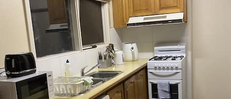Full-size fridge, microwave, oven, stovetop