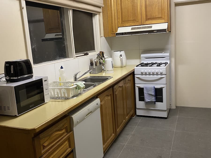 Großer Kühlschrank, Mikrowelle, Ofen, Herdplatte