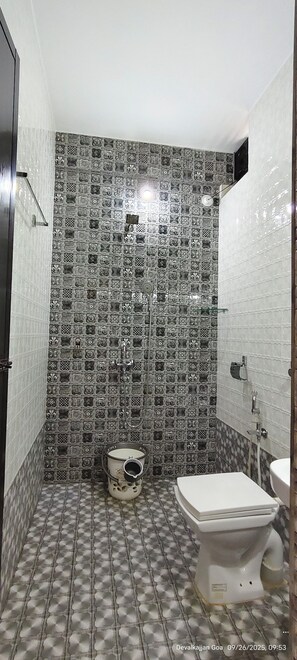 Deluxe dubbelrum | Badrum | Dusch, regndusch och handdukar