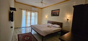 Deluxe dubbelrum | Sängtillbehör av högsta kvalitet, memory foam-madrasser och skrivbord