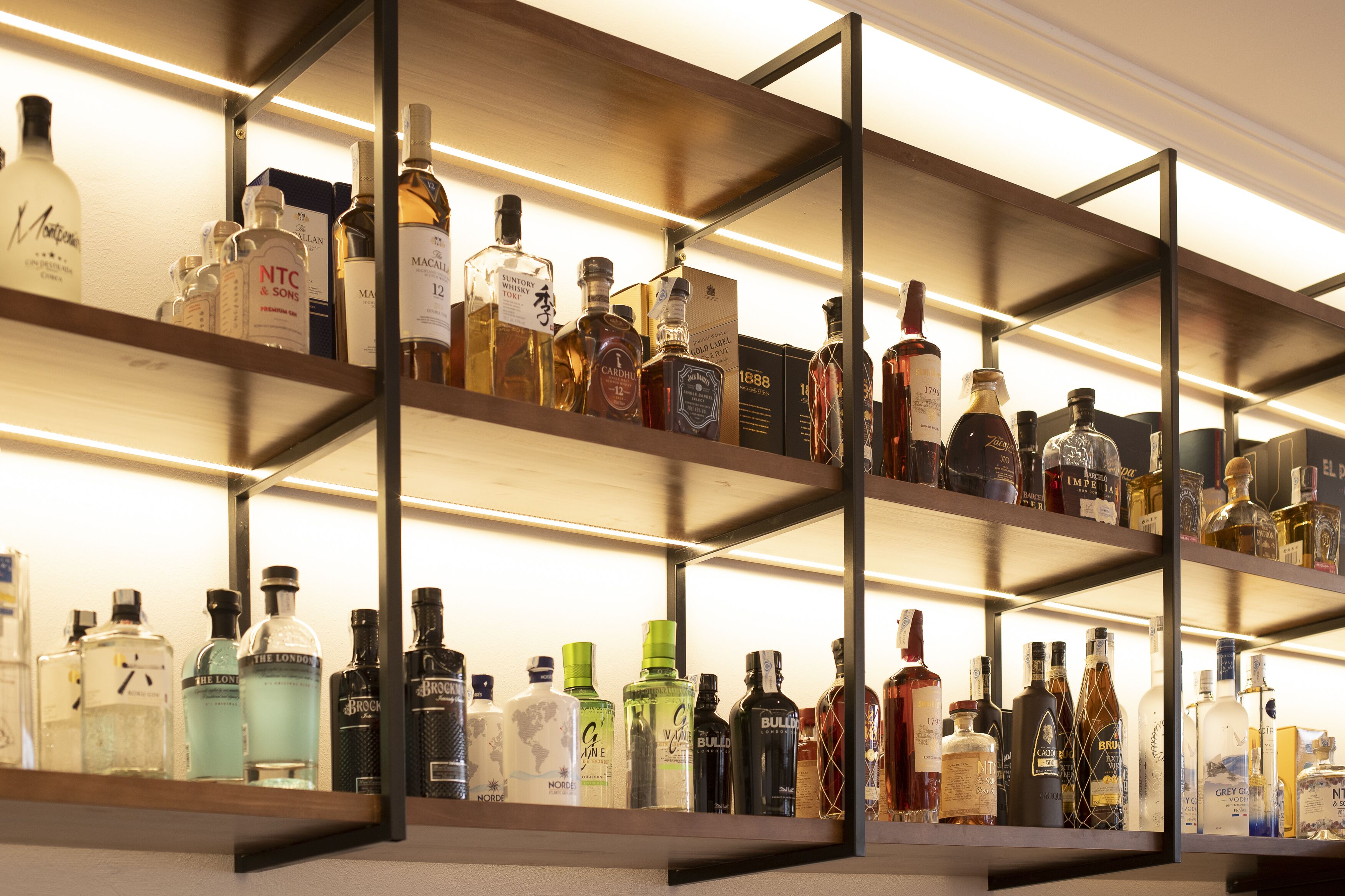 Una licorería con estantes llenos de diversas botellas de alcohol.