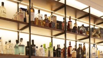 Una licorería con estantes llenos de diversas botellas de alcohol.