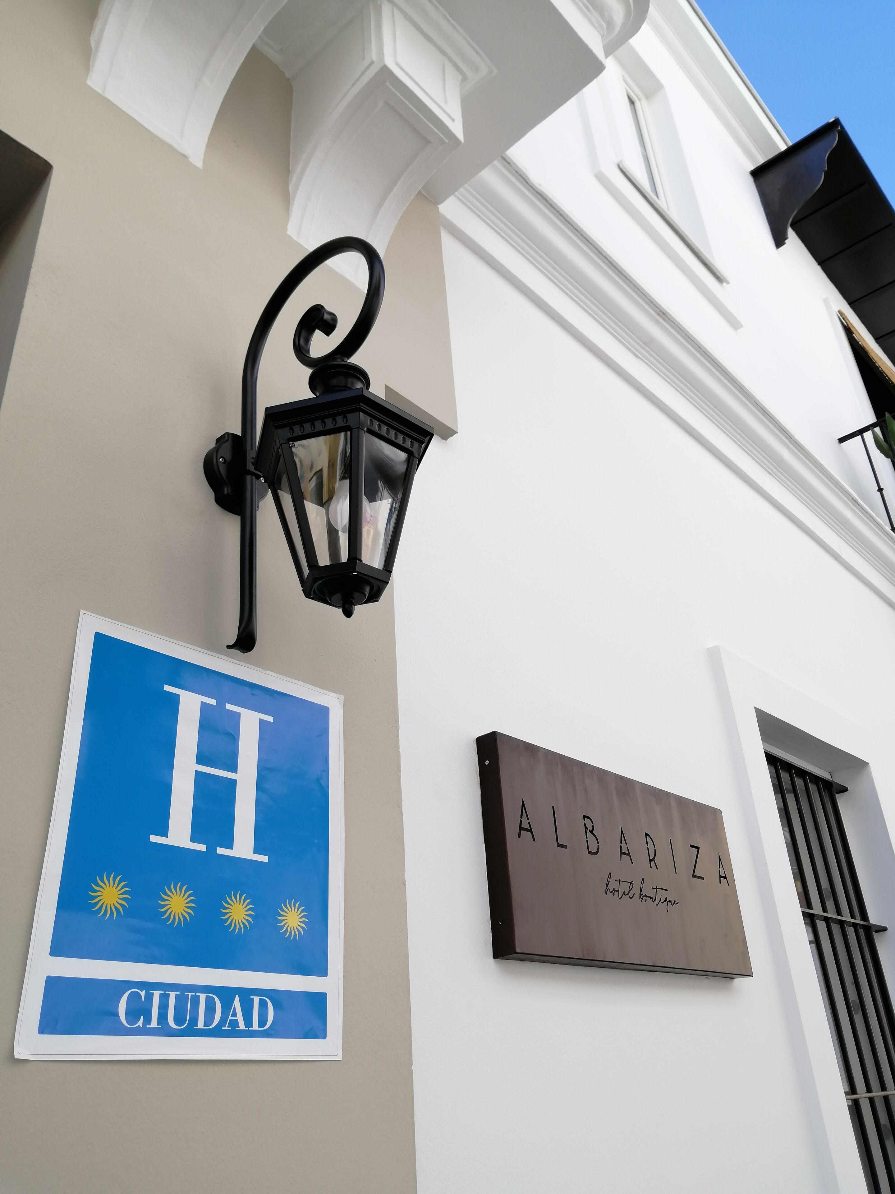 Un edificio con un letrero que dice "H CIUDAD" y otro que dice "ALBARIZ".