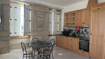 Standard Studio | Private kitchen | Fridge, microwave, oven, stovetop