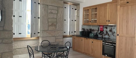Estudio estándar | Cocina privada | Refrigerador, microondas, horno y parrilla de estufa