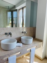 Ducha, cabezal de ducha tipo lluvia, toallas