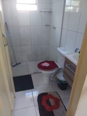 Douche, serviettes fournies, savon