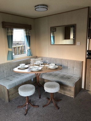 Apartment, Multiple Beds | Private kitchen | Fridge, microwave, oven, stovetop