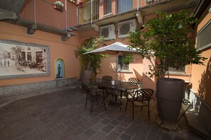 Outdoor dining - Gorgeous apartment within walking distance of downtown (Rho)