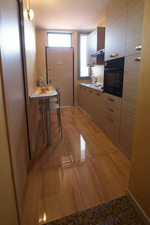 Kjøleskap, ovn, kokeplater og kaffetrakter/tekoker