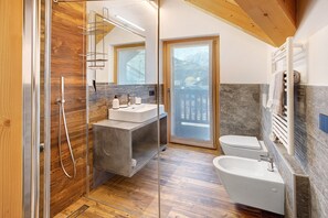 Doccia, set di cortesia gratuito, asciugacapelli, asciugamani