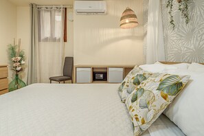 2 bedrooms, iron/ironing board, free WiFi, bed sheets - Holiday Home "Depandance con piscina" with Shared Pool & Wi-Fi (Punta Molara)