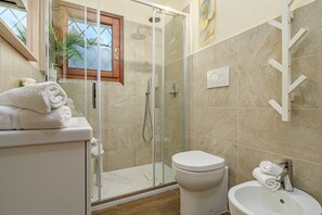 Dusche, Haartrockner, Handtücher