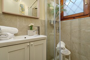 Dusche, Haartrockner, Handtücher
