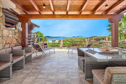 Holiday Home "Villa Caterina" with Sea View, Shared Pool & Wi-Fi