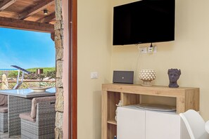 Interior - Holiday Home "Villa Caterina" with Sea View, Shared Pool & Wi-Fi (Punta Molara)