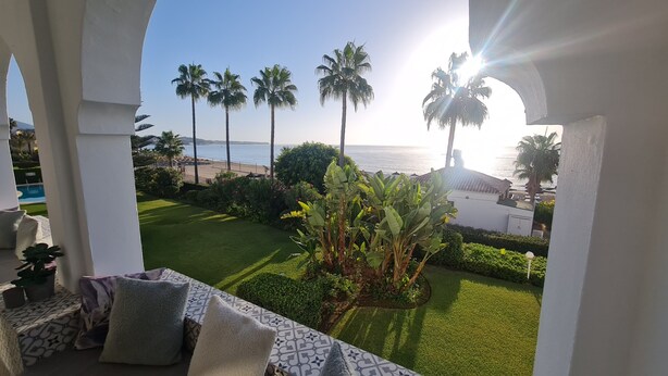 A balcony with a view of the sea, palm trees, and a well-maintained lawn. - Apartment "240 Front Line Beach La Cala" with Wi-Fi (la cala de mijas)