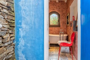 Badewanne, Haartrockner, Handtücher