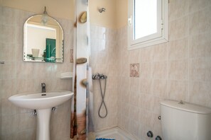 Chuveiro, secador de cabelo, toalhas de banho 