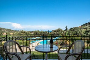 Outdoor dining - Studio Apartment "Anemona 4" with Shared Pool & Wi-Fi (kefalonia)