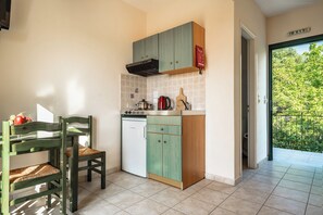 Kühlschrank, Herdplatte, Wasserkocher, Toaster