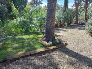 Property grounds - Holiday Home 'Apt in Serra' with Private Pool, Wi-Fi and Air Conditioning (Quartu Sant'Elena)