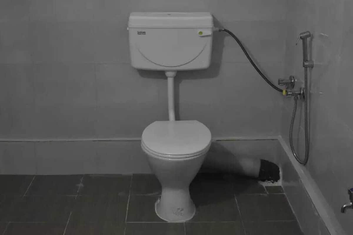 Un bagno piccolo e funzionale, con il water bianco, cabina doccia e rivestimenti in piastrelle.