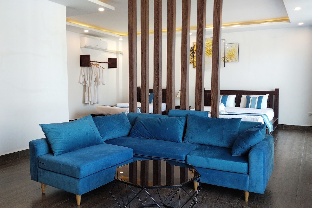 Deluxe Studio Suite | Minibar, in-room safe, blackout drapes, free WiFi