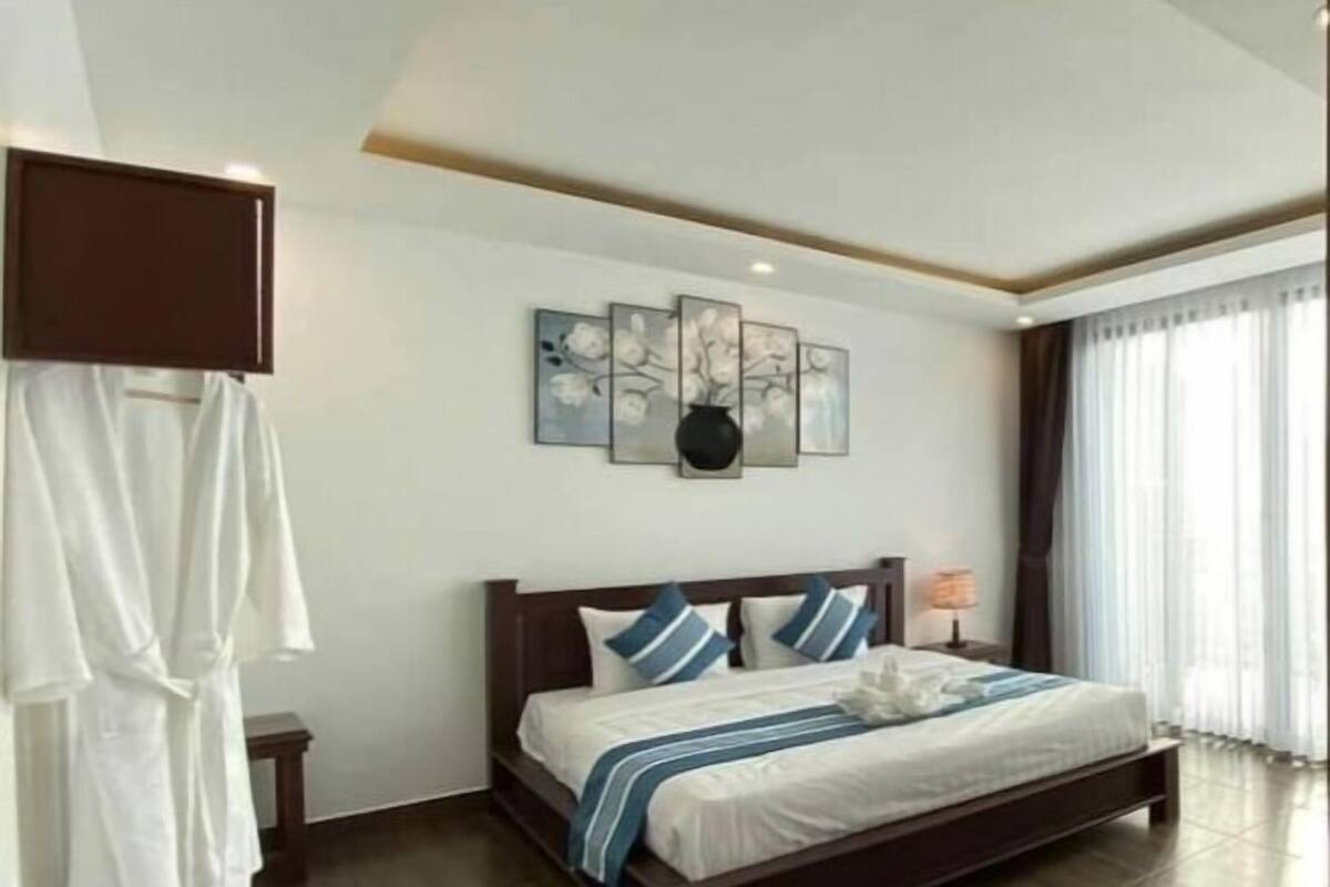 Minibar, in-room safe, blackout curtains, free WiFi
