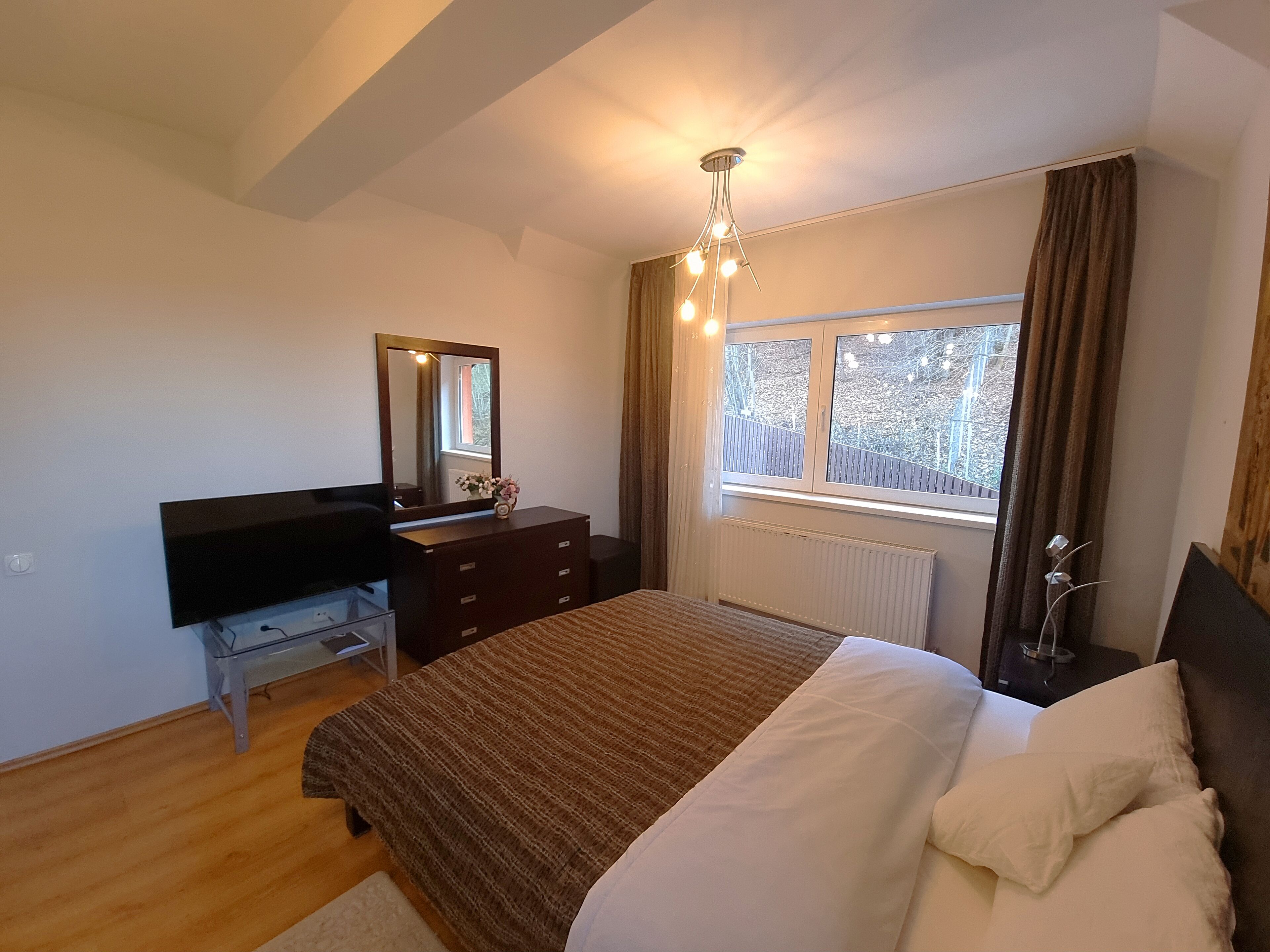 3 bedrooms, desk, iron/ironing board, free WiFi