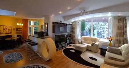 Marble Villa: Luxury Estate - central but intimate