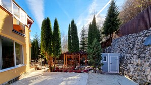 Property grounds - Marble Villa: Luxury Estate - central but intimate (Sinaia)