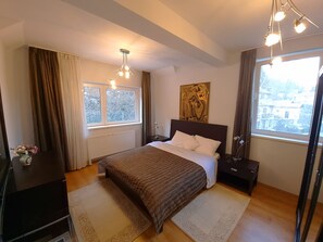 3 bedrooms, desk, free WiFi, bed sheets