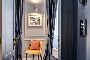 高級客房 | 羽絨被、迷你吧、房內夾萬、書桌