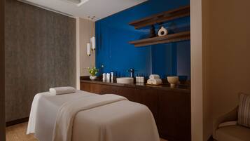 Salas de tratamiento para parejas, un sauna, una bañera de hidromasaje